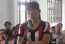 Vợ cầm dao ngồi trong bóng tối, rình chém chồng