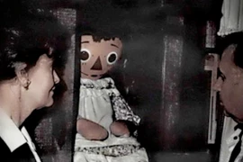 Tủ rượu Dibbuk ma quái và Annabelle - búp bê ma ám đáng sợ