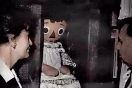 Tủ rượu Dibbuk ma quái và Annabelle - búp bê ma ám đáng sợ
