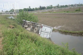 Xe ô tô chở hàng đông lạnh bất ngờ mất lái, lật xuống hố nước