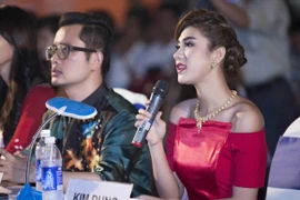 Siêu mẫu Kim Dung rực rỡ trên "ghế nóng"