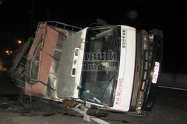 Xe tải lật ngang trên đường dẫn cao tốc, tài xế may mắn thoát chết 