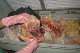 Hô biến gà xuất huyết thành hàng tươi sống