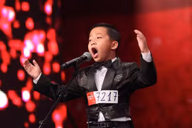 Hoài Linh, Thành Lộc "quay lưng" với Huy Tuấn vì cậu bé 7 tuổi