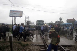 Băng qua đường ngang thiếu quan sát, cụ bà 80 tuổi bị tàu hỏa tông chết