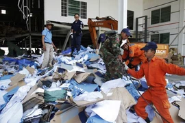 Sập nhà máy giày ở Campuchia, ít nhất 2 người chết