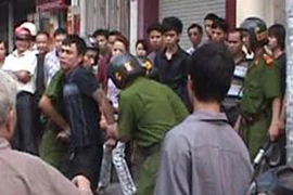 Bắt đối tượng hành hung vợ cũ, đánh công an