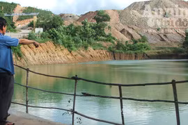 Mỏ sắt hết phép… vẫn hoạt động