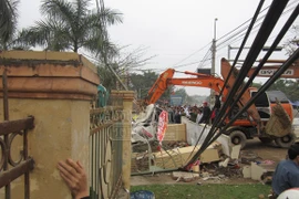 Xe cẩu kéo đổ cổng nhà văn hoá, đè chết 3 người