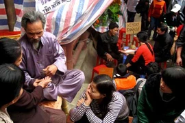 Bi hài đi lễ, xem bói đầu năm