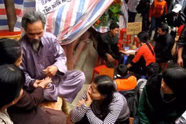 Bi hài đi lễ, xem bói đầu năm