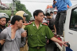 Bắt tài xế lao xe vào CSGT, nhốt gần 40 hành khách, cố thủ trên xe