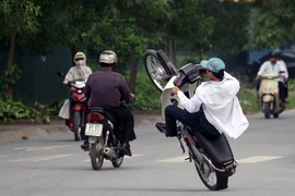 Tận mắt thấy cảnh "quái xế" Hà thành bốc đầu xe