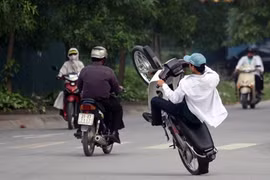 Tận mắt thấy cảnh "quái xế" Hà thành bốc đầu xe