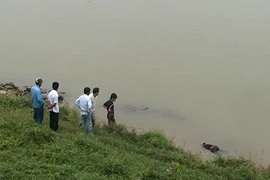 Phát hiện xác bé gái 13 tuổi ở bãi giữa sông Hồng