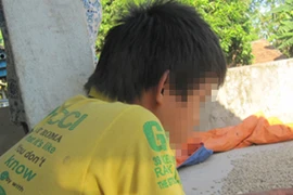 Bé trai 14 tuổi giở trò hiếp dâm phụ nữ 40 tuổi đang bế cháu