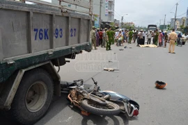Va vào đuôi xe buýt, một thanh niên bị xe tải cán chết tại chỗ