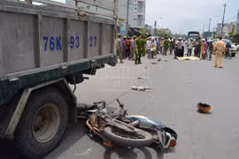 Va vào đuôi xe buýt, một thanh niên bị xe tải cán chết tại chỗ
