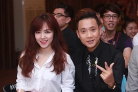 Em gái Phương Linh "dính như sam" với Justatee