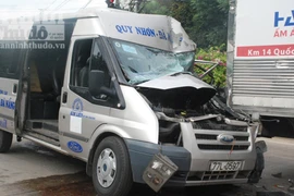 Xe khách đâm đầu vào xe tải, 20 thí sinh đi thi thoát nạn