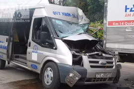 Xe khách đâm đầu vào xe tải, 20 thí sinh đi thi thoát nạn