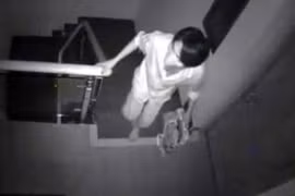 Nửa đêm, cặp vợ chồng bị kẻ lạ mặt chích điện, trộm tài sản