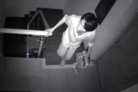 Nửa đêm, cặp vợ chồng bị kẻ lạ mặt chích điện, trộm tài sản