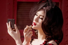 Hoa hậu Tristina Trâm Bùi khoe sắc với phong cách cổ điển