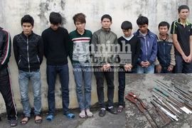 Ngăn chặn cuộc hỗn chiến bằng súng hoa cải, dao và kiếm