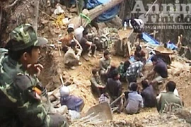 Bắt quả tang và tạm giữ 13 đối tượng khai thác vàng trái phép