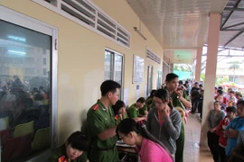 Căng lều che nắng, viết đơn hộ hàng ngàn người dân xin cấp CMND