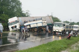 Xe container chở dầu đấu đầu xe tải, dầu chảy lênh láng quốc lộ 1