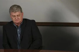 Cha Snowden được cấp visa tới Nga thăm con trai