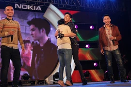 Noo Phước Thịnh bị fan nữ "ôm cứng" trên sân khấu