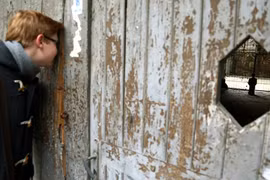 Tranh cãi xung quanh bức tượng Adolf Hitler quỳ gối