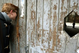 Tranh cãi xung quanh bức tượng Adolf Hitler quỳ gối