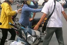 Vờ va chạm giao thông để trộm cắp