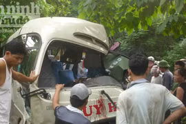 Xe khách đấu đầu xe tải, 11 người trọng thương