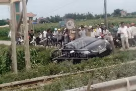 Tàu hỏa đâm ô tô, 3 người may mắn thoát chết