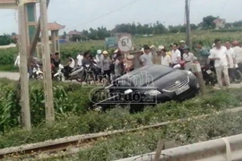 Tàu hỏa đâm ô tô, 3 người may mắn thoát chết