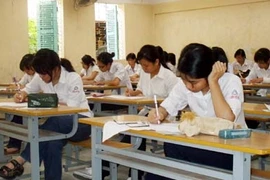 Sĩ tử "tố" nhà trường dạy quay cóp mùa thi