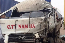 Xe khách đấu đầu xe tải, hai tài xế bị thương nặng