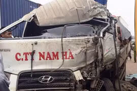 Xe khách đấu đầu xe tải, hai tài xế bị thương nặng