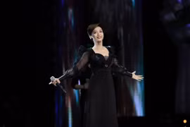 Đinh Hương xuất hiện lộng lẫy và bí ẩn trên sân khấu Giọng hát Việt