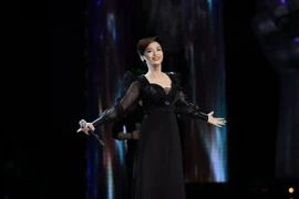 Đinh Hương xuất hiện lộng lẫy và bí ẩn trên sân khấu Giọng hát Việt