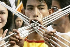 Những tập tục xăm, xâu, đục cơ thể "dị" nhất hành tinh