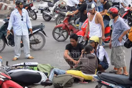 Chồng khóc ngất khi chứng kiến vợ, con tử vong dưới bánh xe bồn
