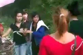Lộ diện nhóm nữ sinh là “hung thủ” đánh bạn bất tỉnh