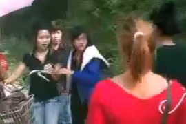 Lộ diện nhóm nữ sinh là “hung thủ” đánh bạn bất tỉnh