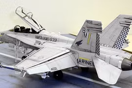 Mỹ dùng tiêm kích hạm F/A-18D Hornet để thử nghiệm X-47B
